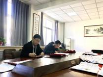 beat365中文官方网站领导为获奖学生写喜报